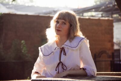 Lillian King, da Chicago, trasforma il lutto nel toccante debutto indie In Your Long Shadow