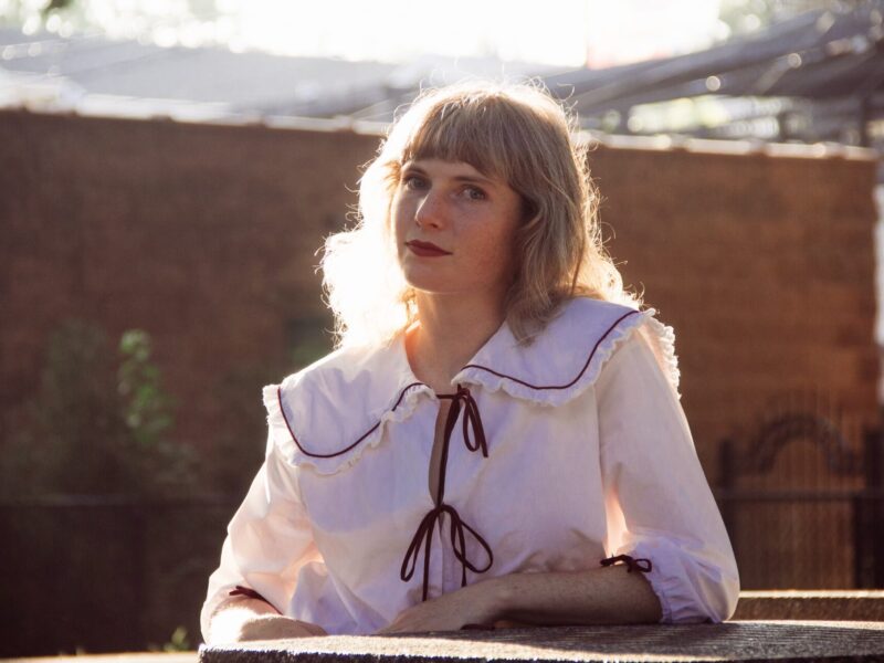 芝加哥音乐人 Lillian King 直面丧亲之痛，推出深情独立处女作《In Your Long Shadow》