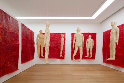 Kiki Smith Sergisi, Yeni ve Tarihi Eserleri Bir Araya Getiriyor