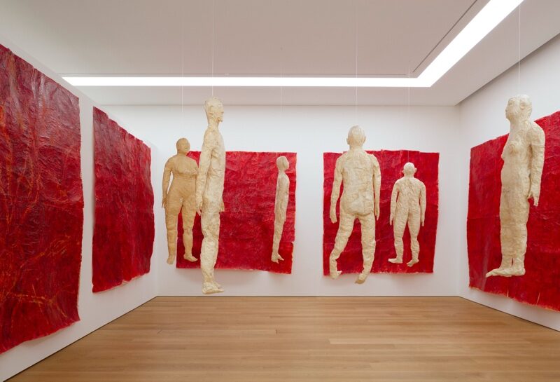 키키 스미스 개인전, 신작과 역사적 주요작 함께 선보여