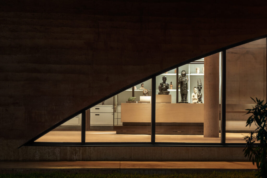 MOWAA, 현지 시위와 대화 속 개관 기념 전시 연기