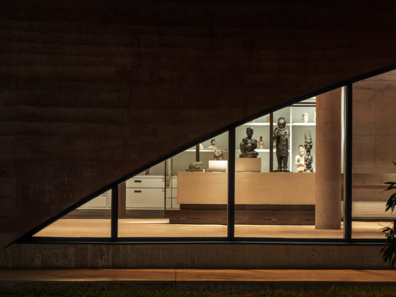 MOWAA, 현지 시위와 대화 속 개관 기념 전시 연기