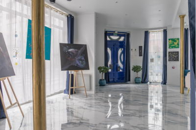 L’Atelier des Rêves ने पेरिस में एक बहु-विषयक और कथा-प्रधान आर्ट गैलरी की स्थापना की