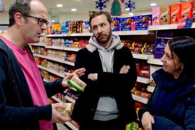 आधुनिक ब्रिटेन में पहचान और सामाजिक चिंता की पड़ताल के लिए Hapless किस तरह कॉमेडी का उपयोग करता है