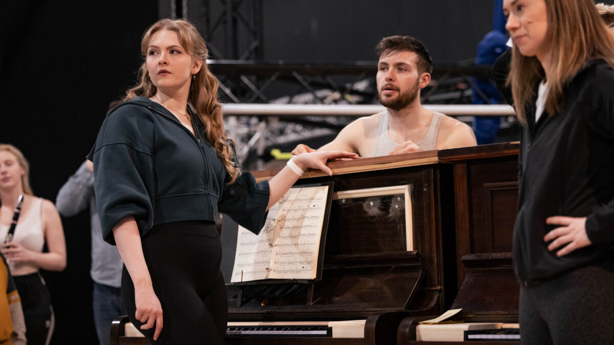 傑作ミュージカル『バーナム』待望の新演出版が誕生――主演リー・ミードが稀代の興行師に挑む