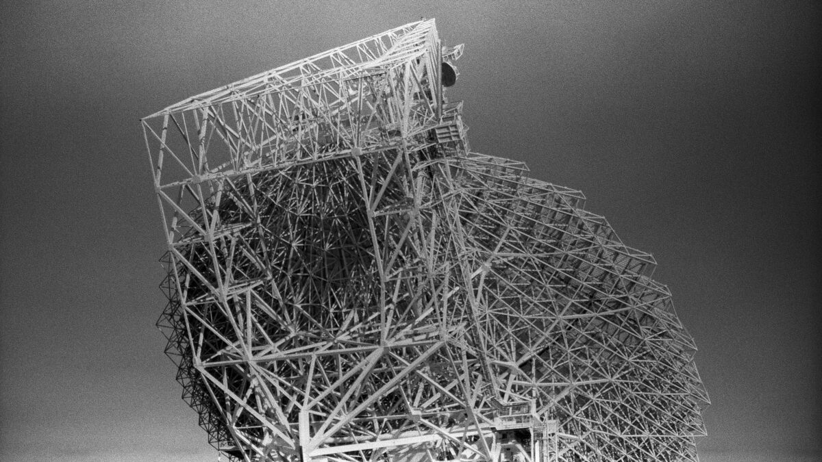 Бриттани Нельсон превращает радиотелескоп в размышление о памяти, желании и поиске жизни во Вселенной
