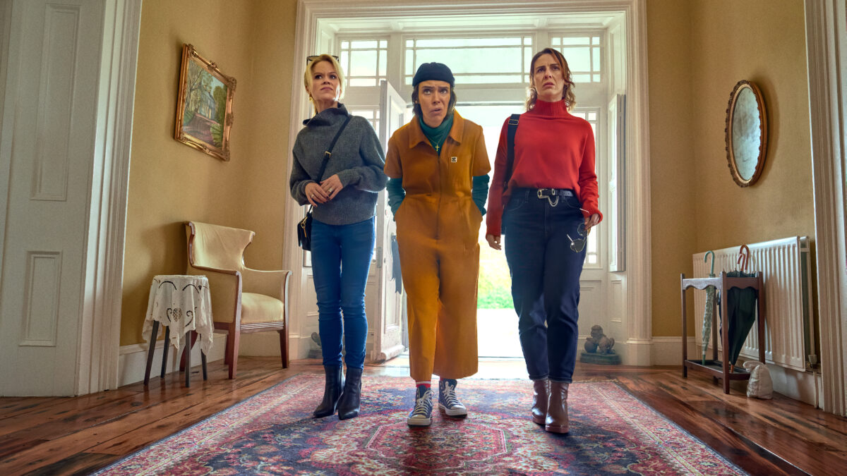 Cómo llegar al cielo desde Belfast: la nueva comedia negra de la creadora de Derry Girls que mezcla misterio, amistad y caos