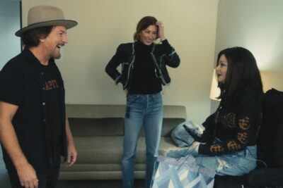 कैसे एडी वेडर ने एक कॉन्सर्ट को एक दुर्लभ बीमारी के खिलाफ समय से होड़ में बदल दिया