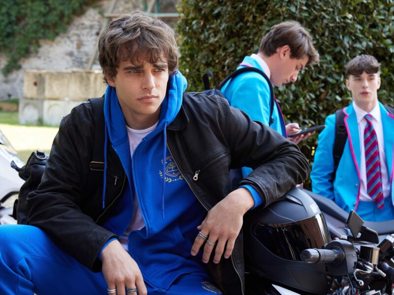 „Iubește-mă, iubește-mă”: pasiune, durere și secrete într-un nou film romantic pentru adolescenți, filmat la Milano