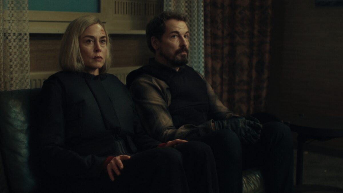 ベルリンを舞台に、スパイ・スリルと家庭ドラマが交錯する『アンファミリア』