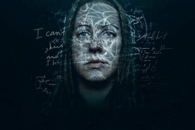 영국에서 가장 악명 높은 간호사의 경찰 기록을 담은 새로운 다큐멘터리가 공개되었지만, 이는 가족들의 거센 반발과 유죄 판결의 확실성에 대한 새로운 논란을 불러일으키고 있습니다