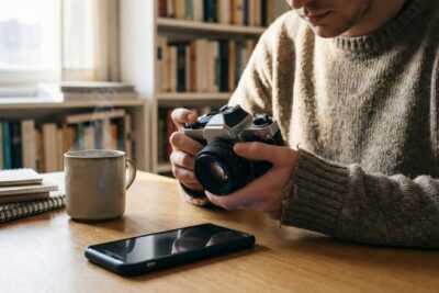 El regreso a lo auténtico: Por qué las nuevas generaciones están abandonando los filtros por la «vida real»