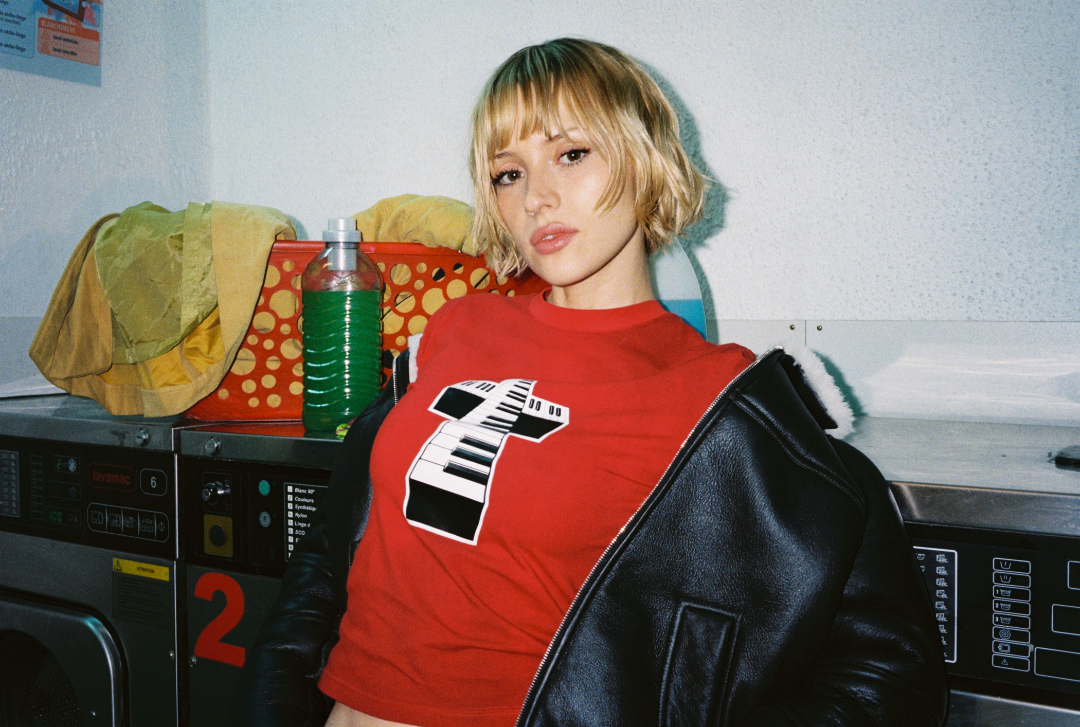 高保真砂砾感：Angèle 与 Justice 重构“法式触感”传承——这场充满工业质感的暗夜实验，见证了一位流行天后如何拆解自我并统治电子乐阴影