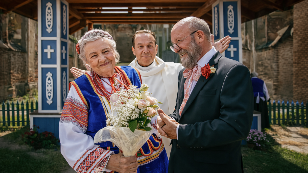 온 마을이 필요해: 넷플릭스에서, 한 폴란드 마을이 아무도 감당할 수 없는 결혼식을 구하기 위해 외계인을 꾸며낸다