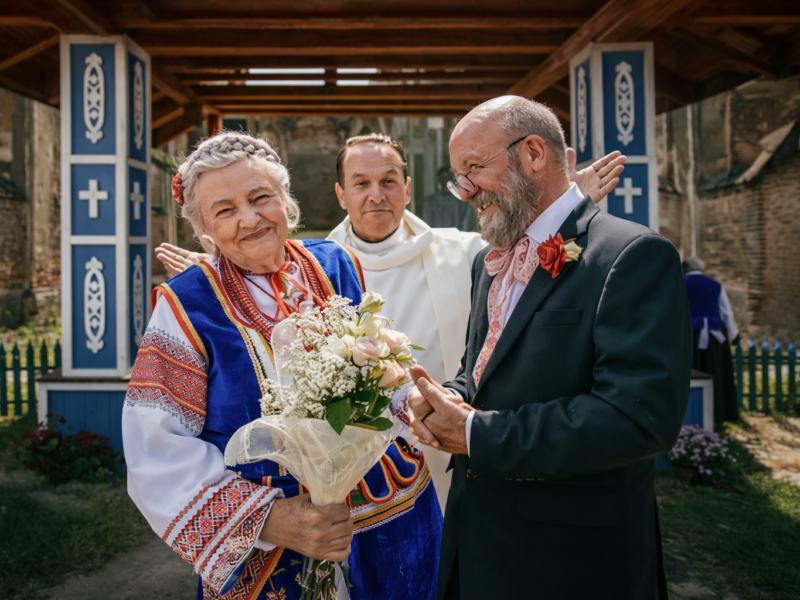 《村民总动员》：在Netflix上，一个波兰村庄为了拯救一场没人办得起的婚礼，编造出了外星人