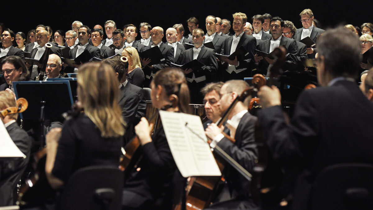 취리히의 소리 공성전: 베르디의 묵시록을 통해 되찾는 숭고함