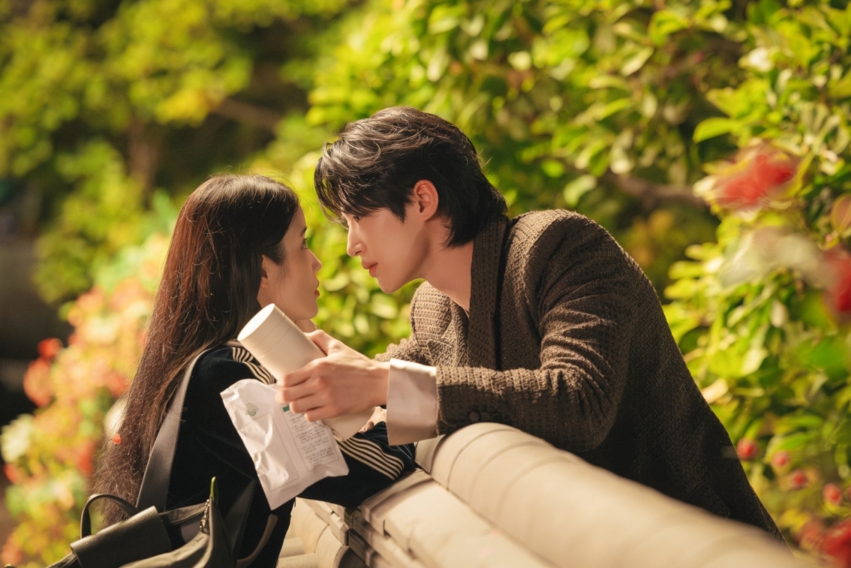 Perfect Crown : IU et Byeon Woo-seok réunis dans la comédie romantique royale la plus attendue de l&rsquo;année sur MBC et Disney+