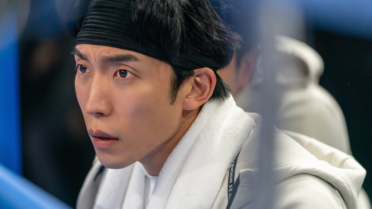 猎犬 (Netflix): 当拳台冠军沦为笼中猎物，他不仅是在为生存而战。