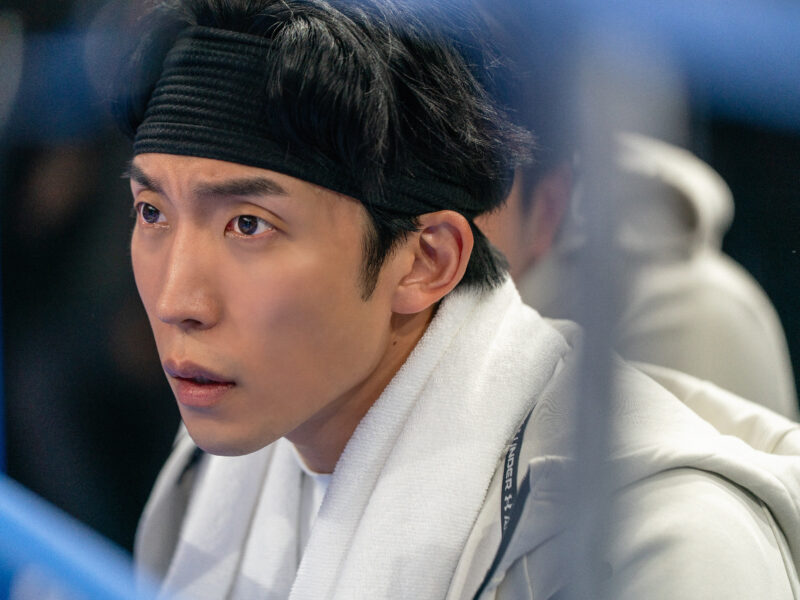 猎犬 (Netflix): 当拳台冠军沦为笼中猎物，他不仅是在为生存而战。