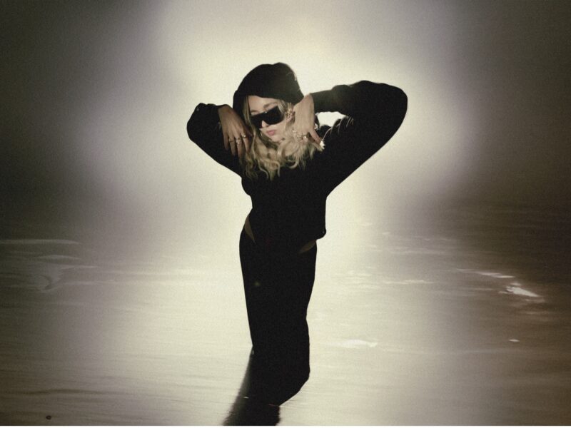 Mercedess出道四年后携新单曲「the perfect selfie」回归