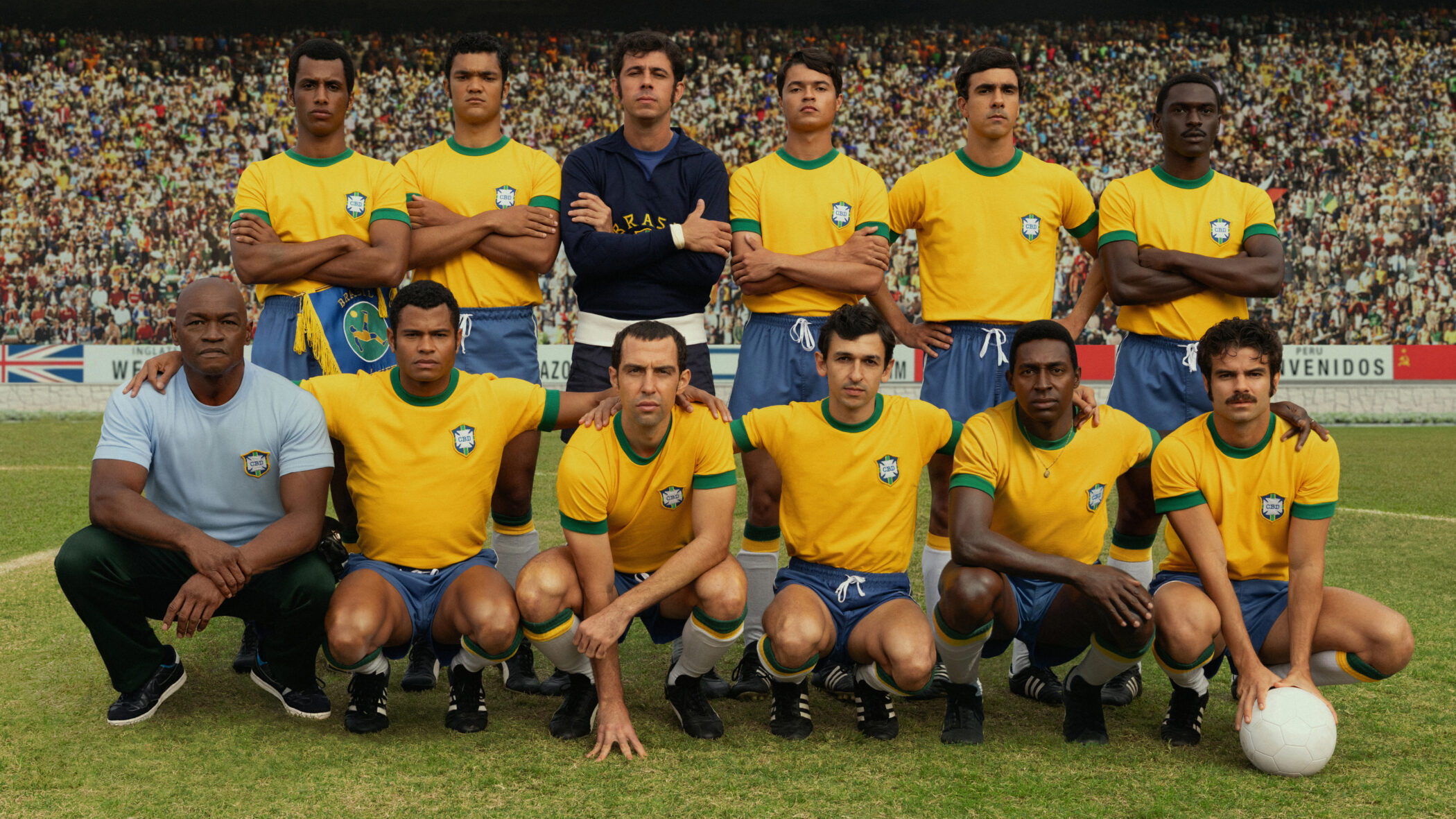 BRASIL 70. Caio Cabral as Carlos Alberto, Luan Henrique as Brito, Hugo as Félix, Gabriel as Piazza, Leo as Clodoaldo, Mateus as Everaldo, Val Perré as Mário Américo, Gui Ferraz as Jairzinho, Fillipe as Gerson, Ravel as Tostão, Lucas Agrícola as Pelé, Daniel as Rivellino in Brasil 70. Cr. Alexandre Schneider/Netflix © 2025