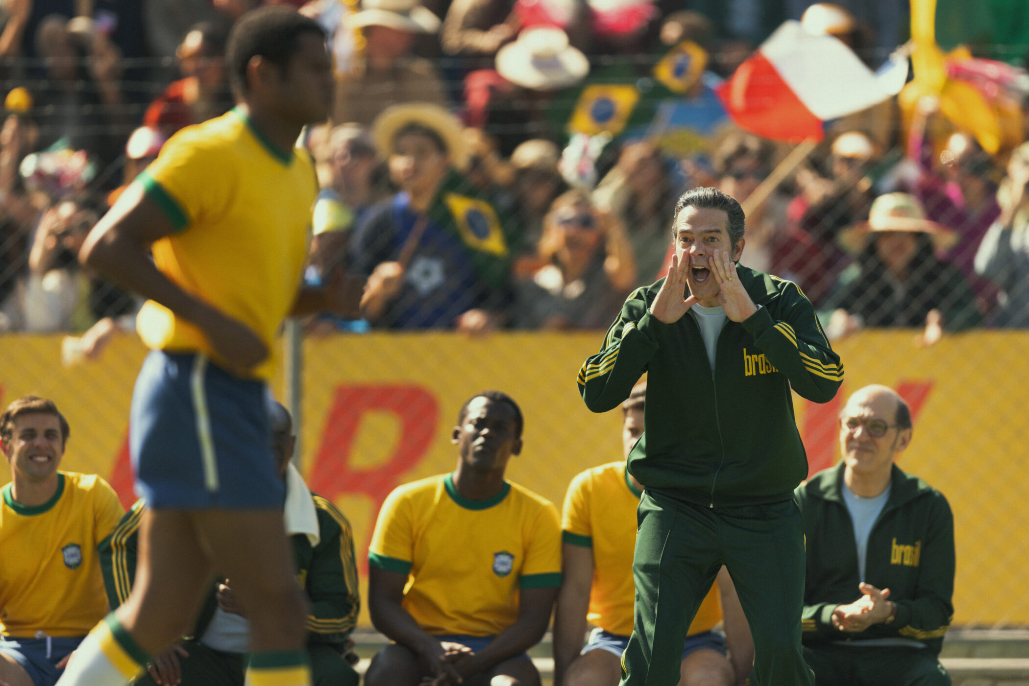 BRASIL 70. Bruno as Roberto, Gui Ferraz as Jairzinho, Maicon as Paulo César, Bruno Mazzeo as Zagallo in Brasil 70. Cr. Alexandre Schneider/Netflix © 2025