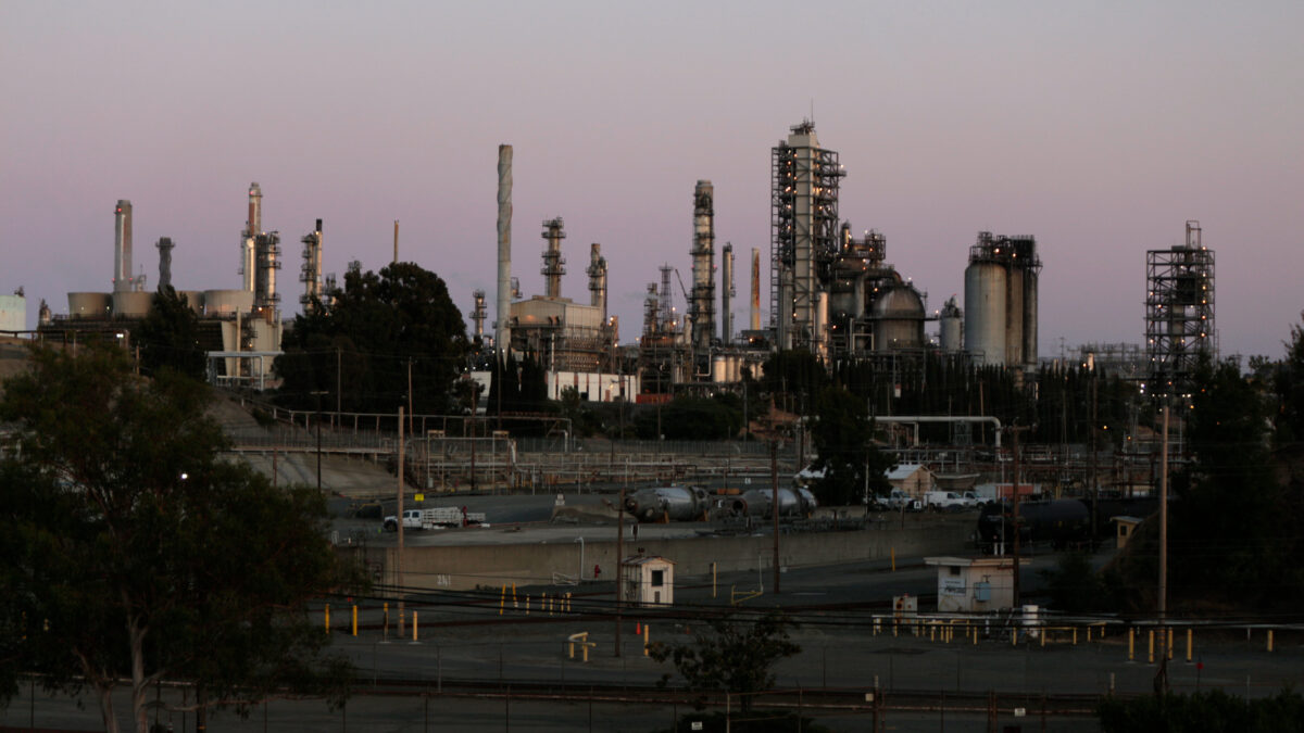 Oil’s biggest drop since 2020 is a bet on peace, not a glut