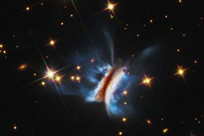 Hubble uchwycił największą planetarną kołyskę — 40 razy szerszą niż Układ Słoneczny