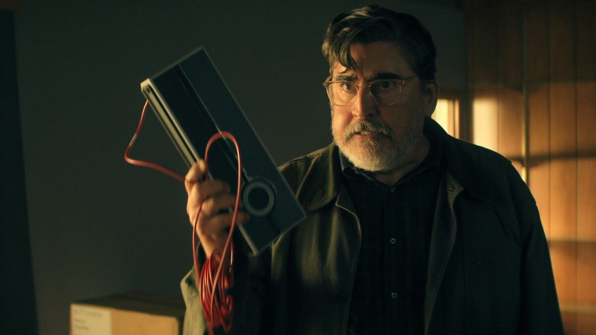 The Boroughs Netflix’te: Alfred Molina, ABD’nin saymayı bıraktığı emekli sitesinde
