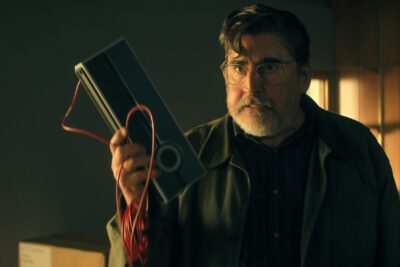 The Boroughs Netflix’te: Alfred Molina, ABD’nin saymayı bıraktığı emekli sitesinde