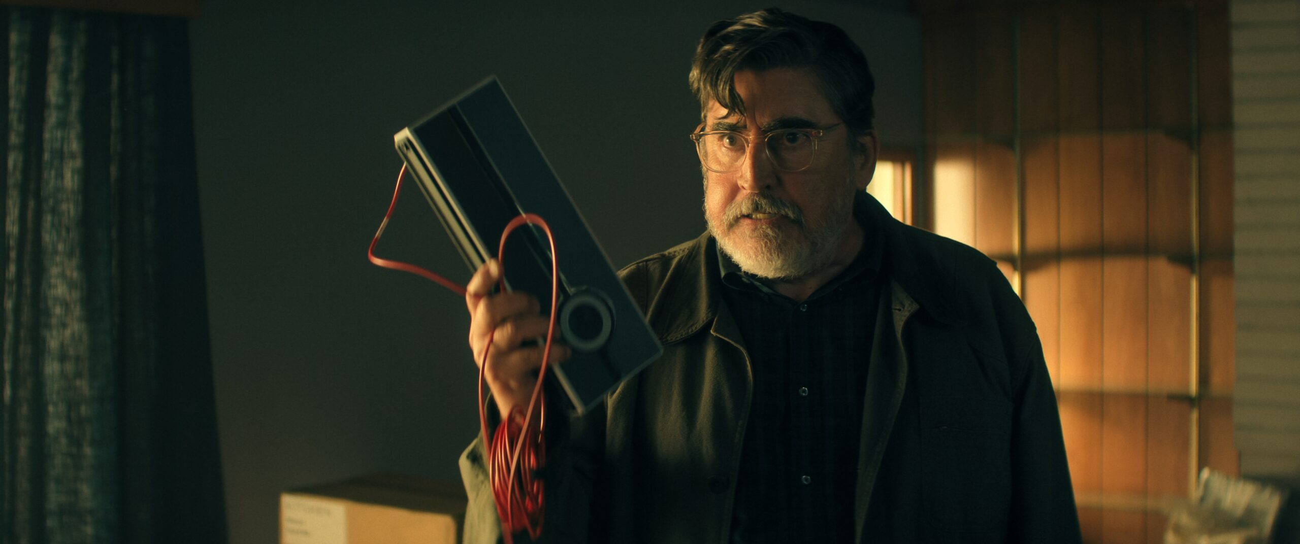 Netflix estrena The Boroughs: Jubilación rebelde con Alfred Molina dentro del complejo de retiro que Estados Unidos dejó de contar