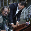 Mads Mikkelsen enterrou a grana e agora se acha o John Lennon em Amnésia Criminosa