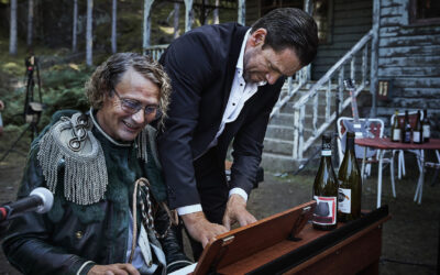 Mads Mikkelsen enterró el botín y ahora se cree John Lennon en El último vikingo