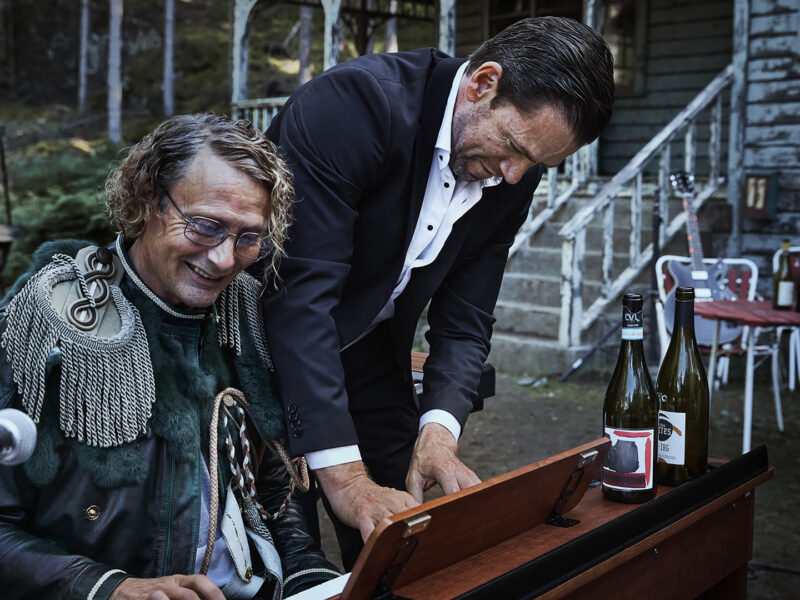Mads Mikkelsen enterrou a grana e agora se acha o John Lennon em Amnésia Criminosa