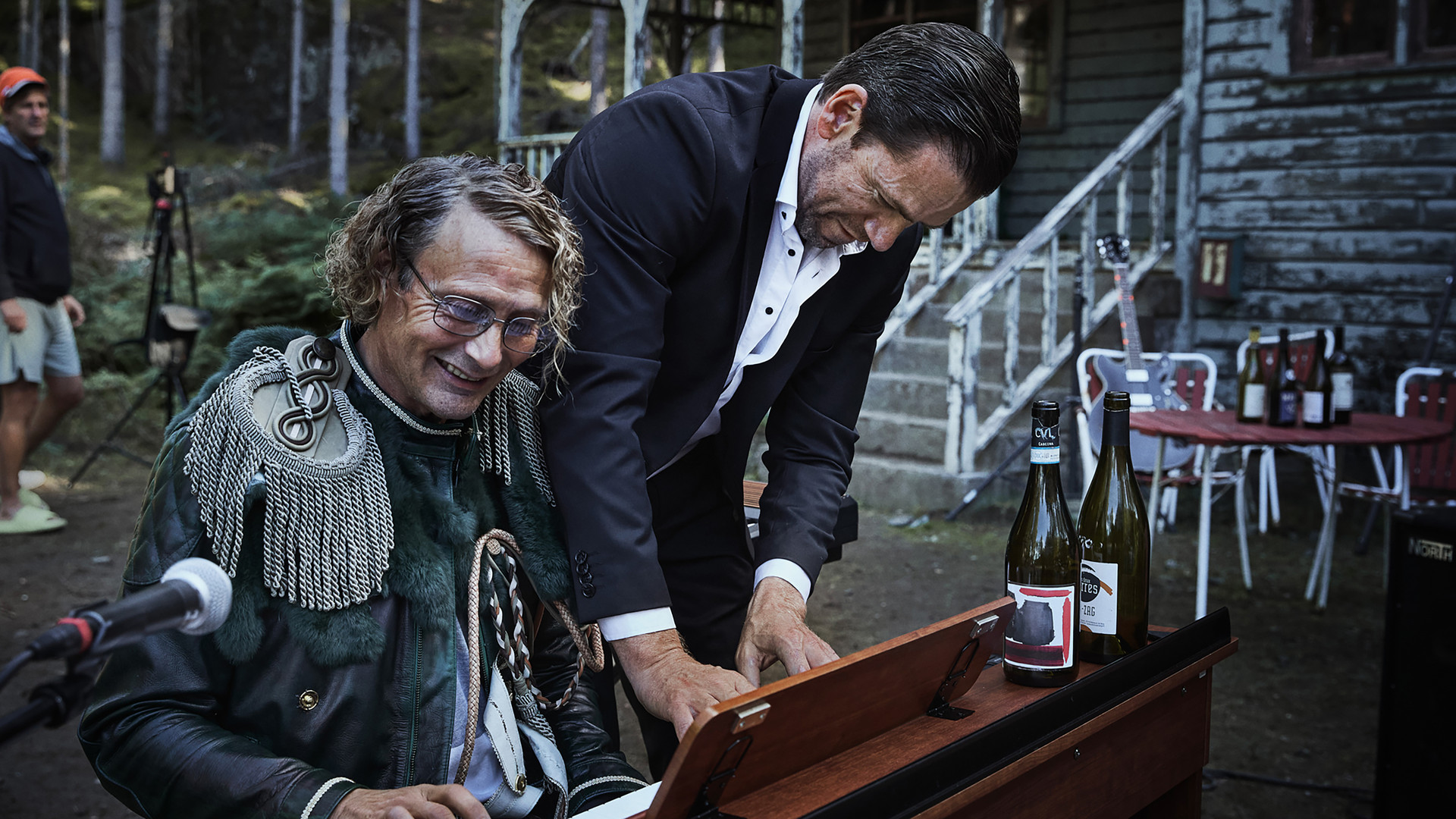 Mads Mikkelsen vergräbt das Geld und hält sich für John Lennon in Therapie für Wikinger