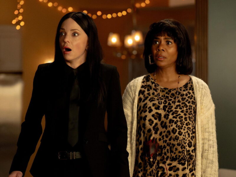 Scary Movie reunește frații Wayans, Anna Faris și Regina Hall ca să ironizeze reboot-urile