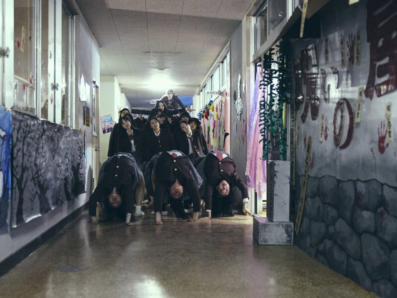 下津優太、組体操のピラミッドを町ぐるみのホラーに変える「NEW GROUP」