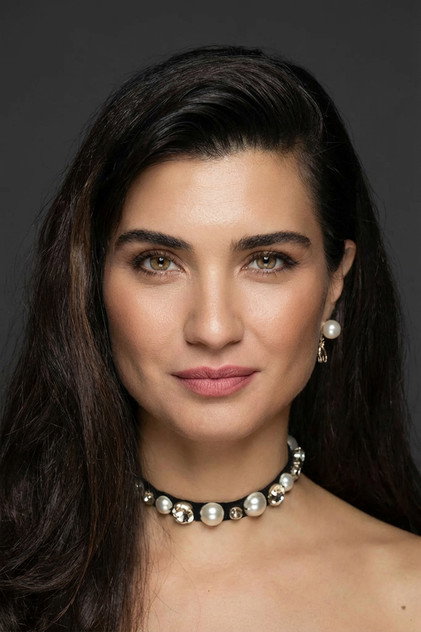 Tuba Büyüküstün como Ada