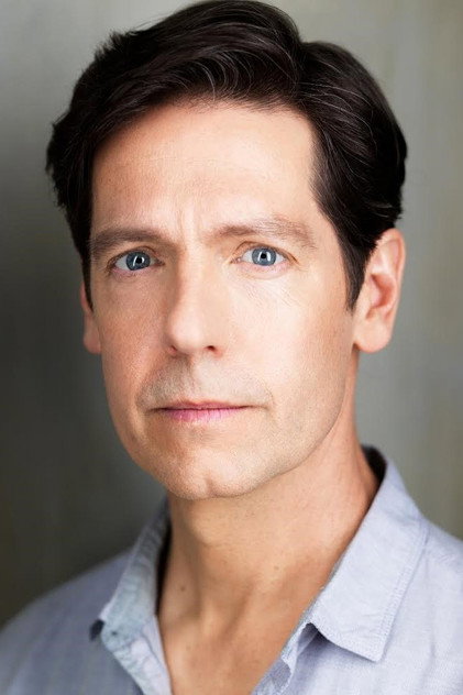 Stephen Thorne como Eli