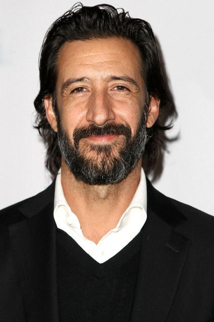 José María Yázpik como Fernando