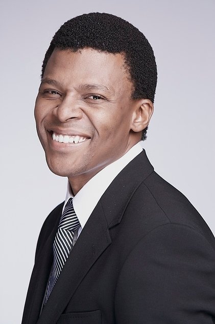 Vuyo Dabula como Bra Sol
