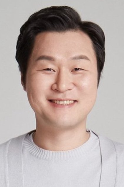 Yoon Kyung-ho as Kim Yong-kang