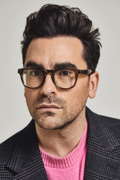 Dan Levy como John
