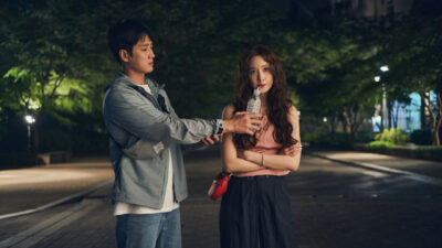 A backdrop still from Lee Sang-geun's romance-comedy Pretty Crazy, starring YoonA and Ahn Bo-hyun.