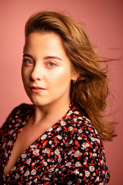 Julia Chętnicka como Izabela Nowak