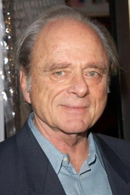 Harris Yulin 役 Bernstein