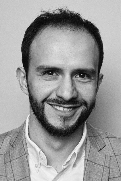 Giovani Florido como Licenciado Ávila