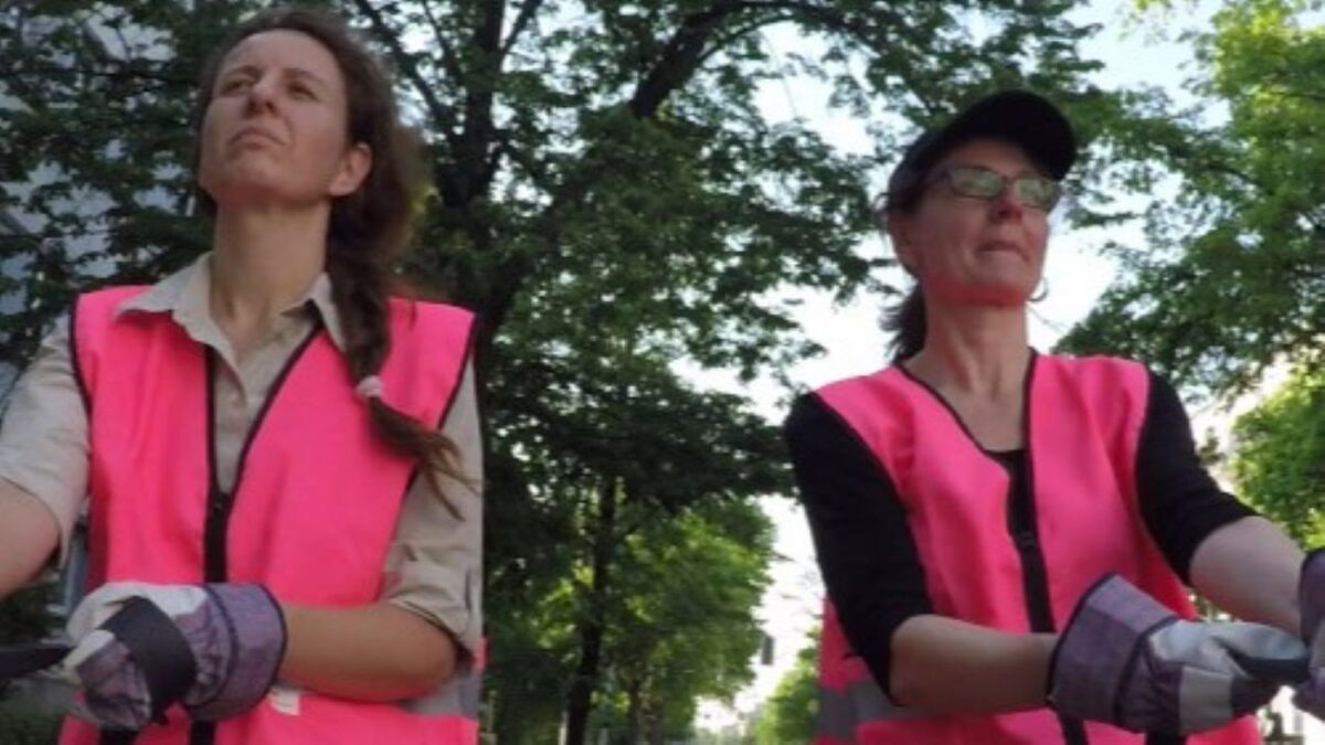 Tomlin y Wagner adoptan “Acting Like Women”, la historia del arte feminista que el canon dejó fuera