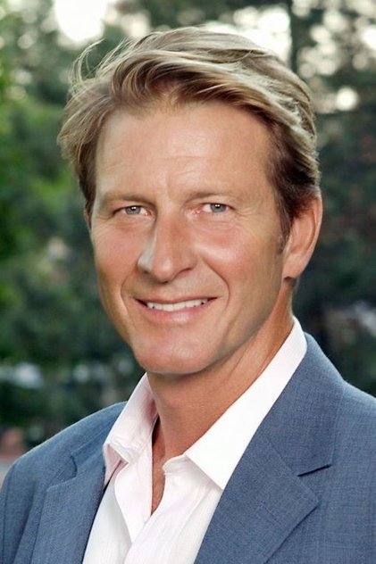 Brett Cullen como Walter Sylvan