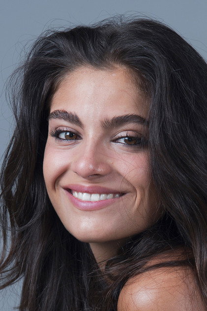 Aurora Giovinazzo como Valeria